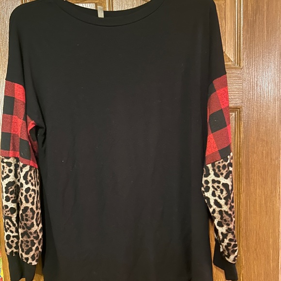 *Boutique* Beautiful black dress shirt with red checkered and leopard print XL - Picture 3 of 6
